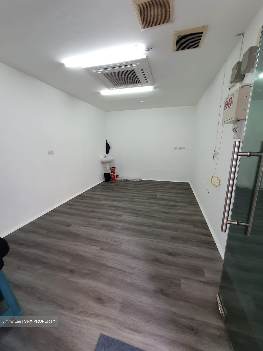 Le Regal (D14), Retail #558420351